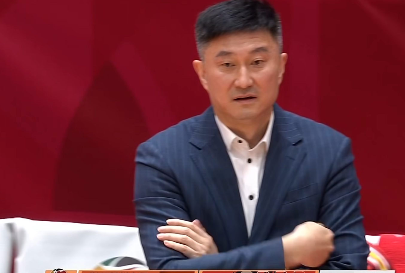 米乐M6-CBA惨案！广东狂输上海40分，杜锋被钉耻辱柱，徐杰胡明轩16中1